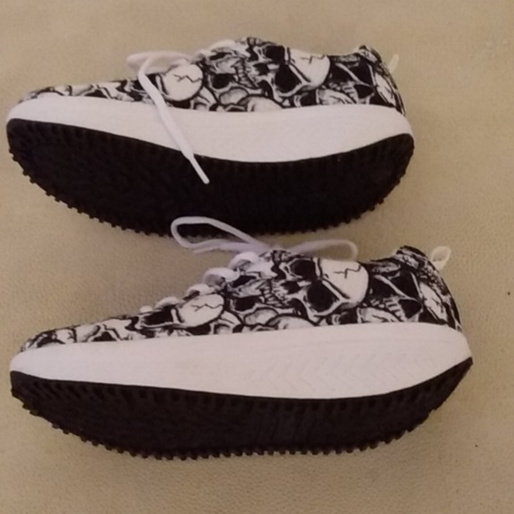 Shoes. - Picture 4 of 6